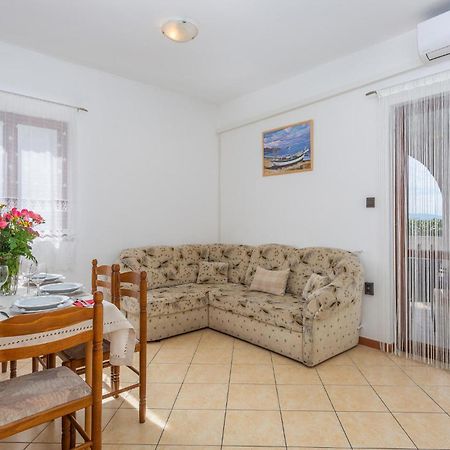2 Bedroom Beautiful Apartment In Omisalj Exterior photo